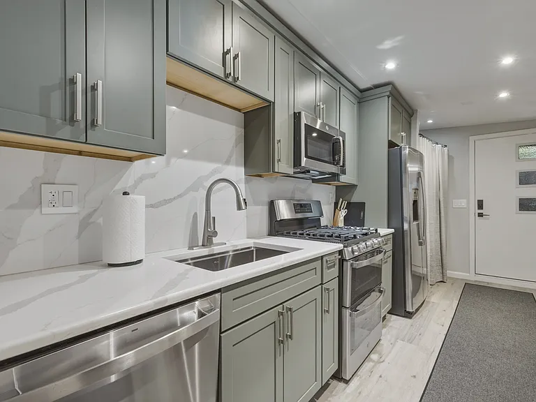 877 Sonoma Ave #B — Photo 8