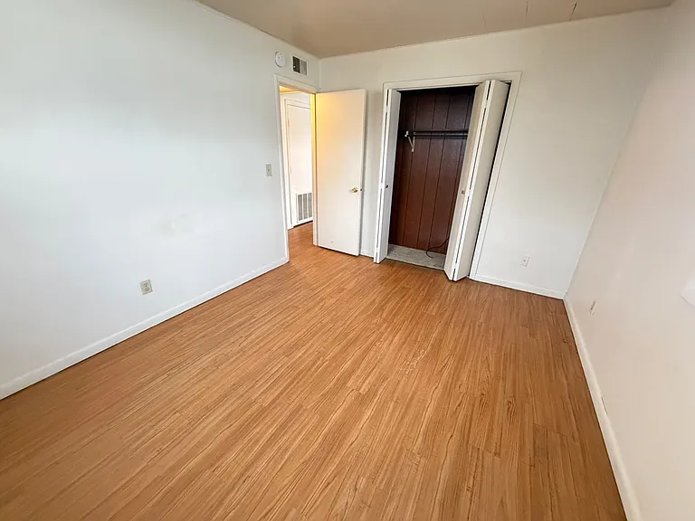 202 W Commercial St — Photo 10