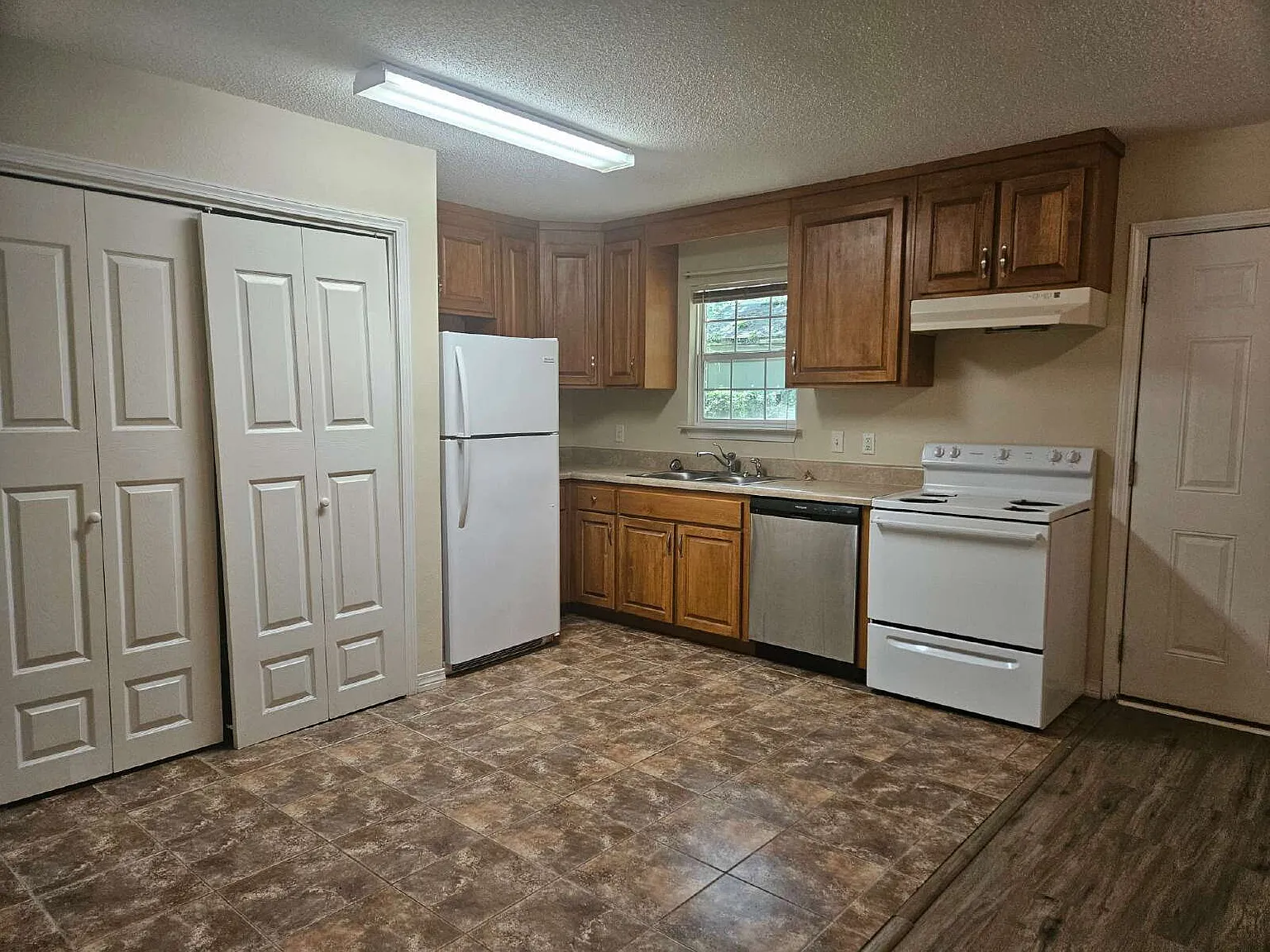 3 bed, 2.0 bath, 1161 sqft, $1,575 — Photo 4
