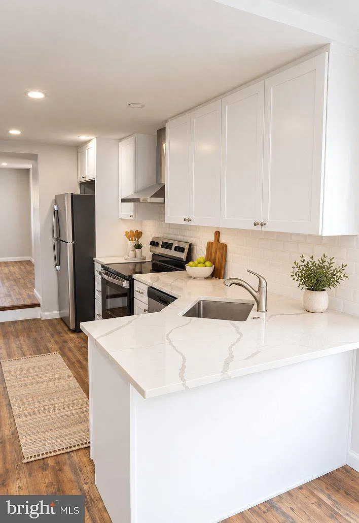 4 bed, 1.5 bath, 2200 sqft, $2,000 — Photo 2