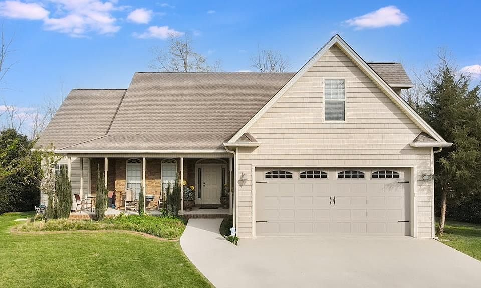 1st image of 215 Greenbriar Trl NE
