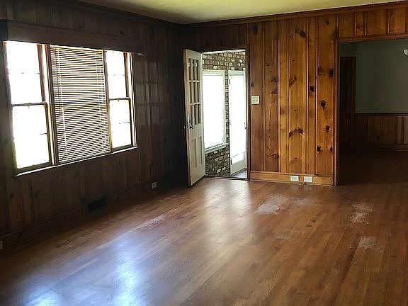 5th image of 119 W Lewis St