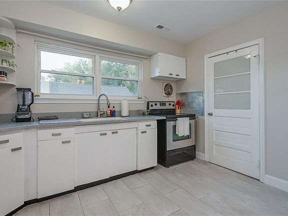 3rd image of 831 Harrington Ave
