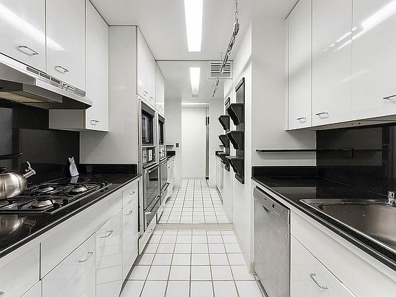 4th image of 415 E 54th St APT 4A