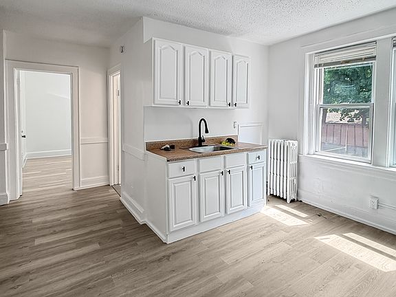 4th image of 20-22 Lincoln St #15