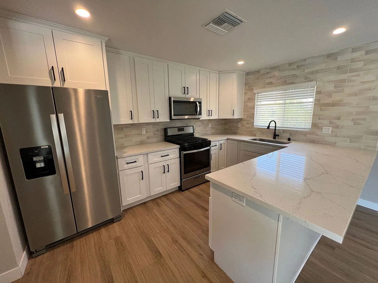 Large 4bd/2ba ! — Photo 3