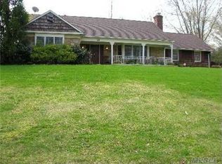 29 Thorngrove Ln, Dix Hills, NY 11746