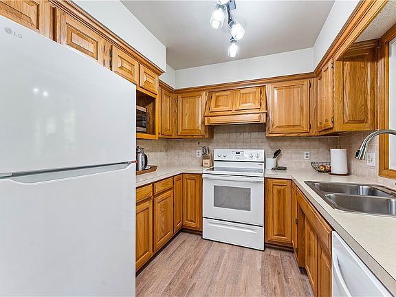 3rd image of 6 Zennor Ln