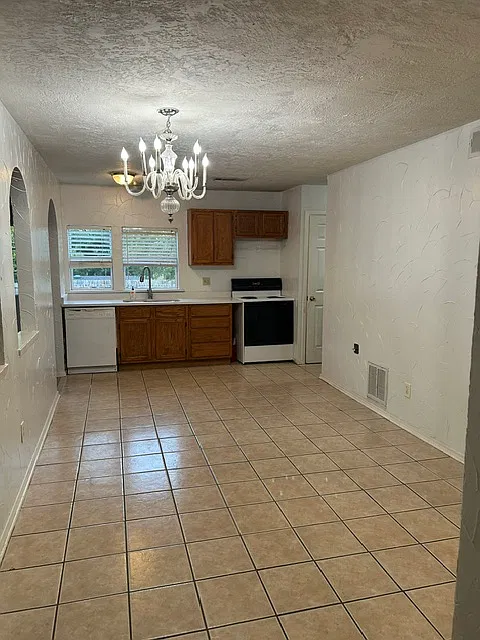 4 bed, 2000 sqft, $1,950 — Photo 3