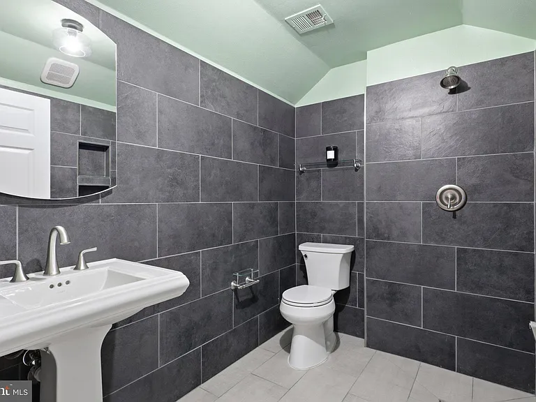6817 Jeremiah Ct — Photo 35