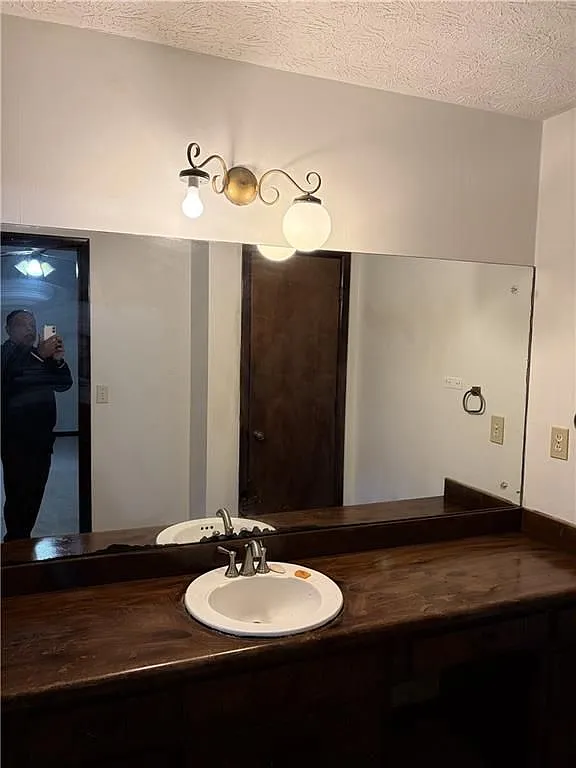 5 bed, 3.0 bath, 2561 sqft, $2,500 — Photo 4