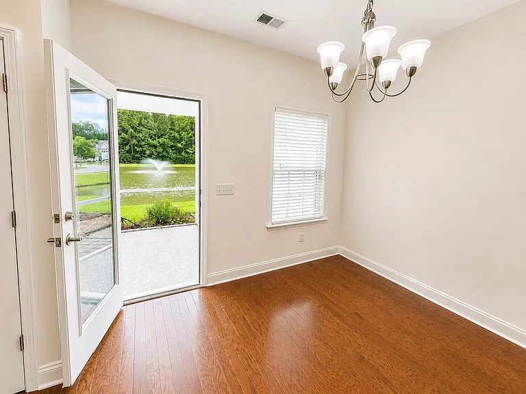 1107 Bennington Dr — Photo 5