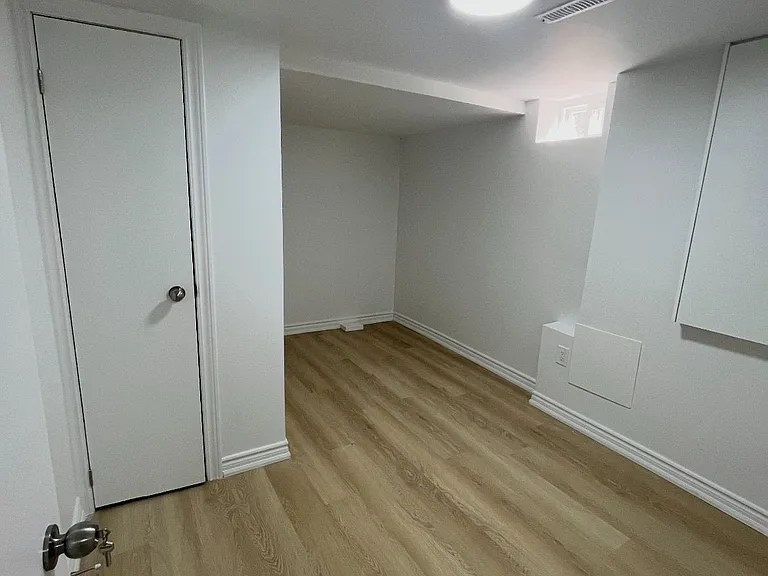 54 Tiffany Cres — Photo 6