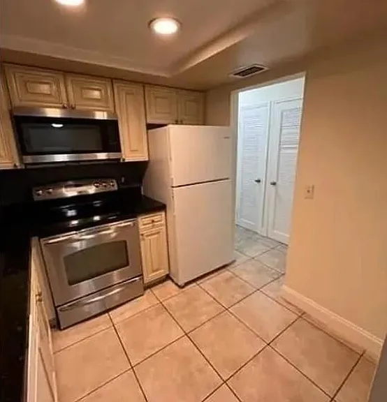 1550 NW 15th St #4 — Photo 1