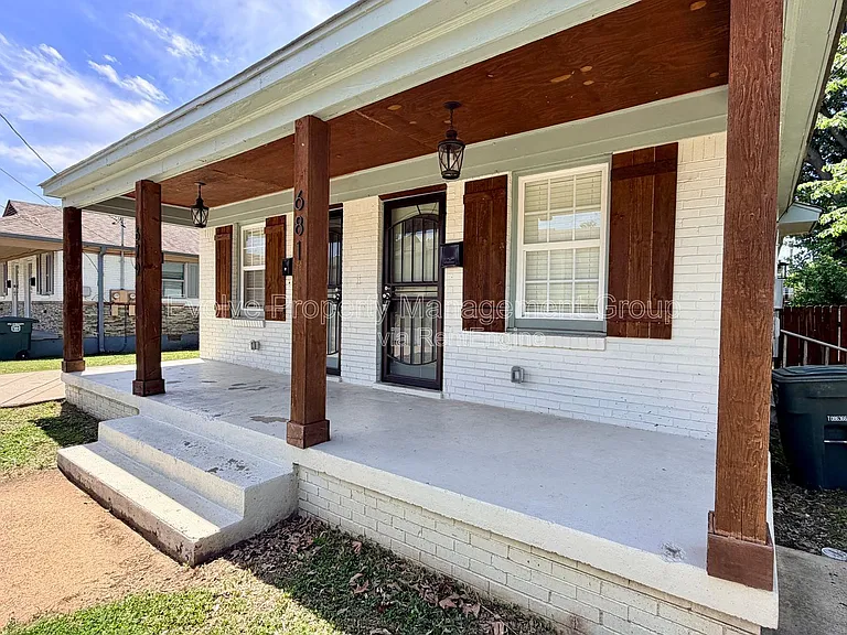 681 Harrell St — Photo 4