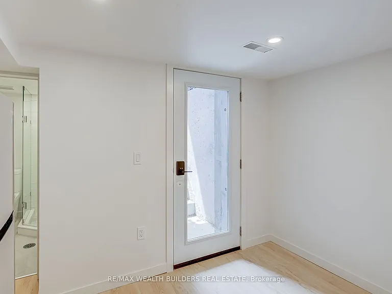 2443 Dundas St W — Photo 7