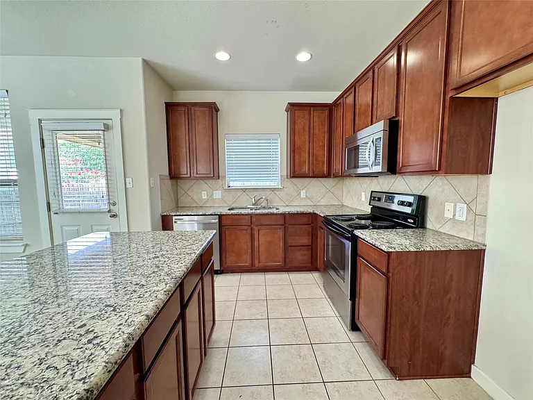 4016 Kenter Xing — Photo 2