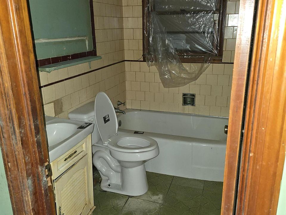 10th image of 1911 Pinehill Dr