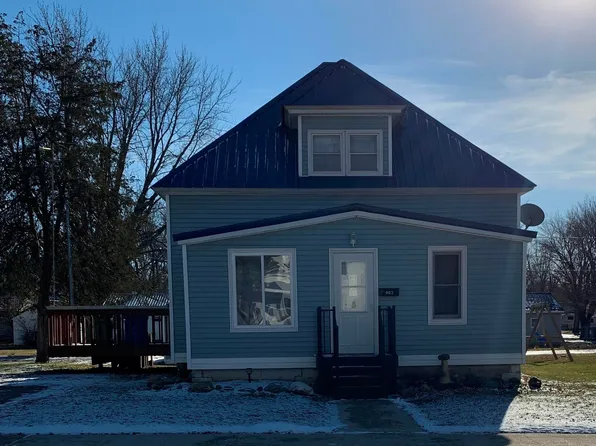 902 10th Ave, Charles City, IA 50616