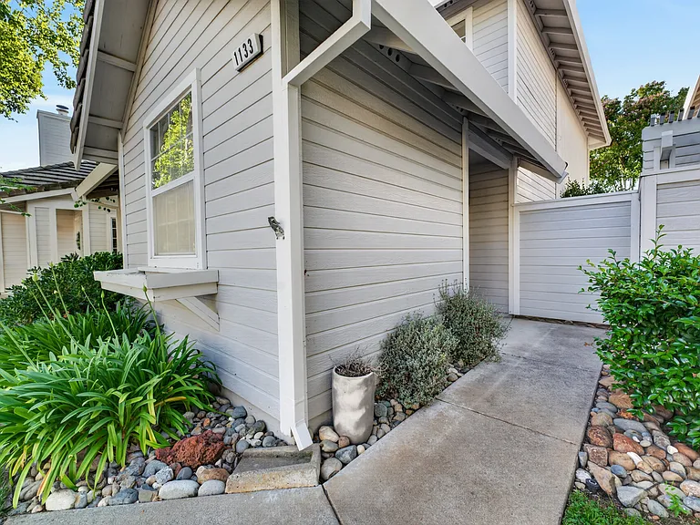 1133 Sandy Creek Dr — Photo 3