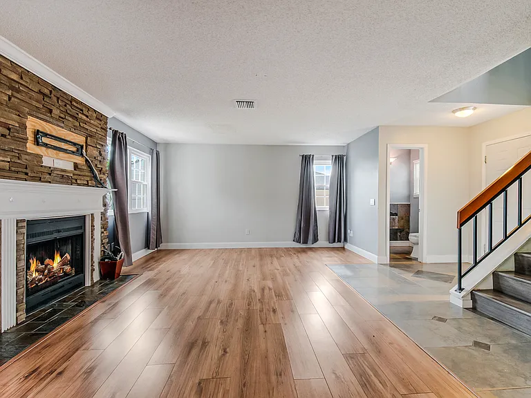 1025 Wentworth Ct — Photo 8