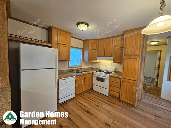 28 Hillside Ln, Weedsport, NY 13166