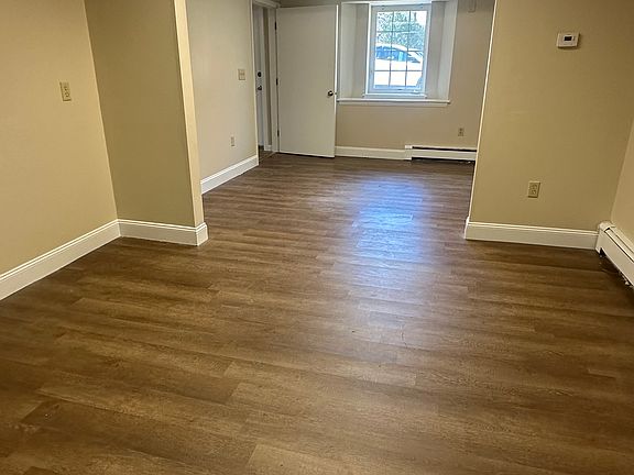 $1300 bedroom with bathroom