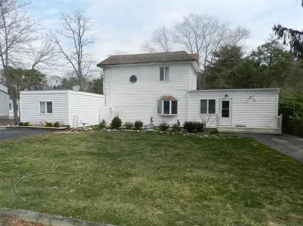 79 Pennsylvania Avenue, Medford, NY 11763