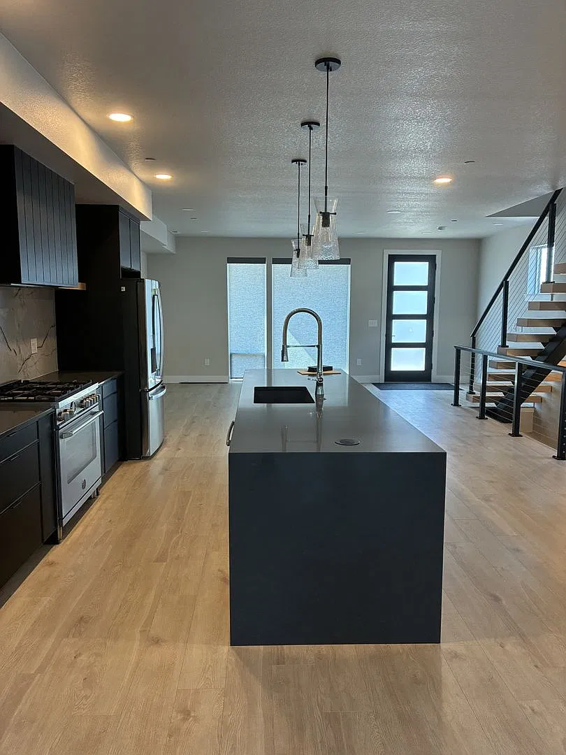 627 SW Lobelia St — Photo 3