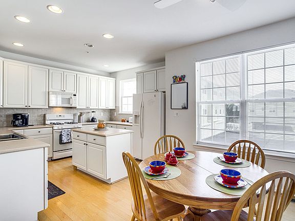 Eat-in kitchen