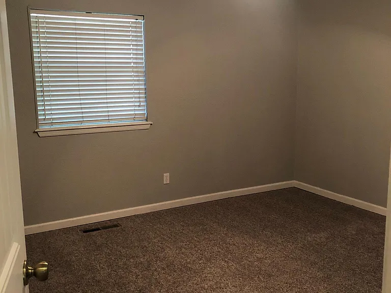 1303 Creek Dr — Photo 7
