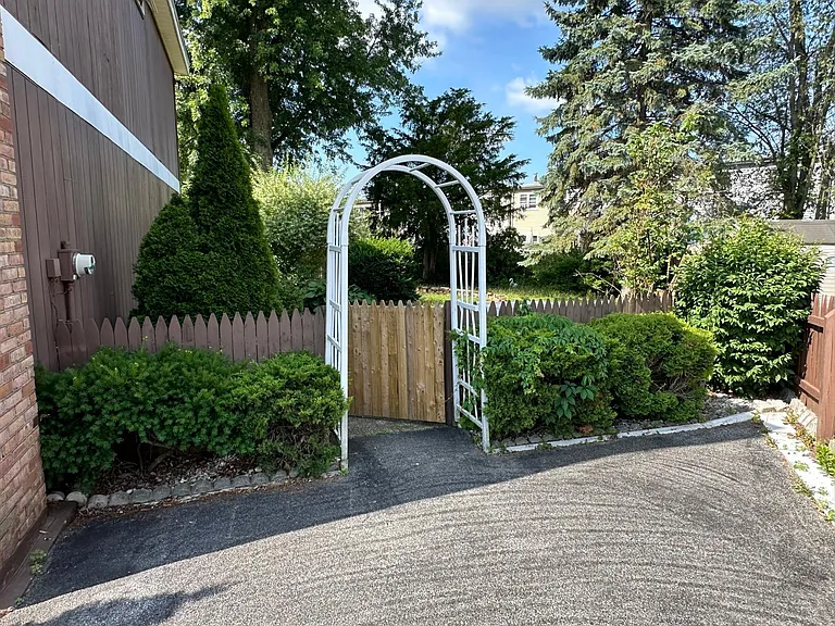34 Hampton Ct — Photo 6