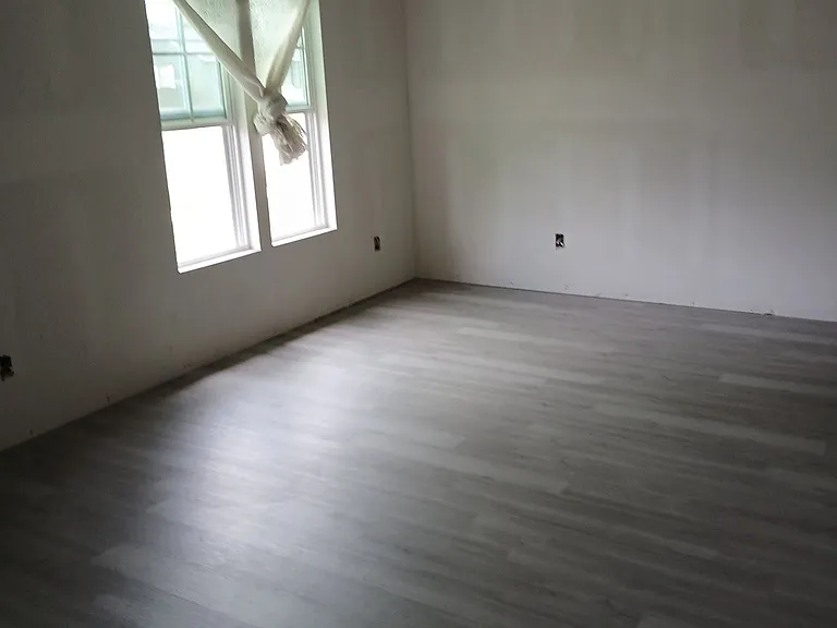 2415 Jennings Ave — Photo 2