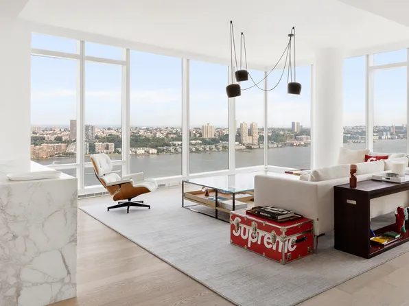 30 Riverside Boulevard image 1 of 11