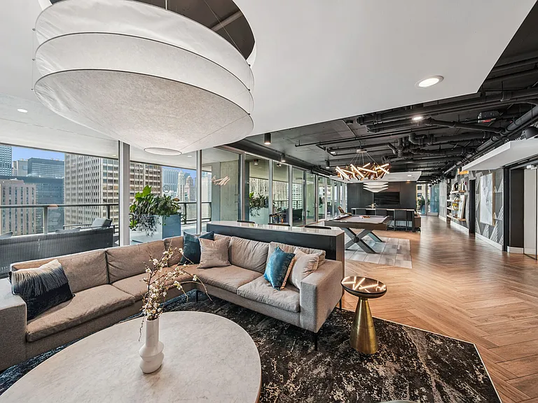 Aston Chicago — Photo 18