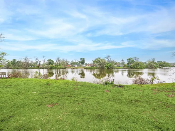 201 Smilie Rd, Holiday Lakes, TX 77515