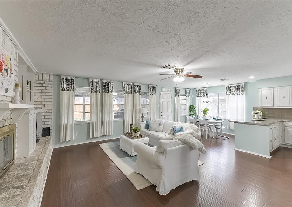 1st image of 411 Pickford Dr
