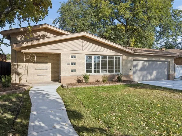 5504 Oak Center Dr, Oak Lawn, IL 60453