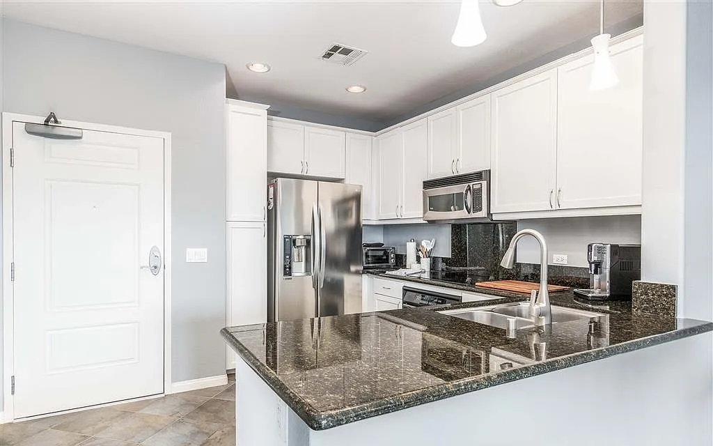 1 bed, 748 sqft, $2,900 — Photo 2