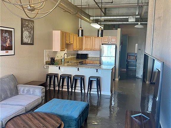 2nd image of 321 W 7th St APT 405