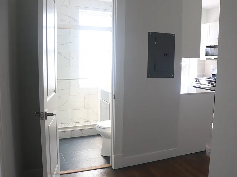 19 Queensberry St #4 — Photo 4