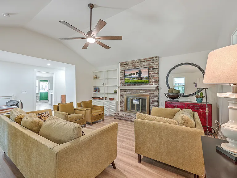 1136 Marquis Rd — Photo 2