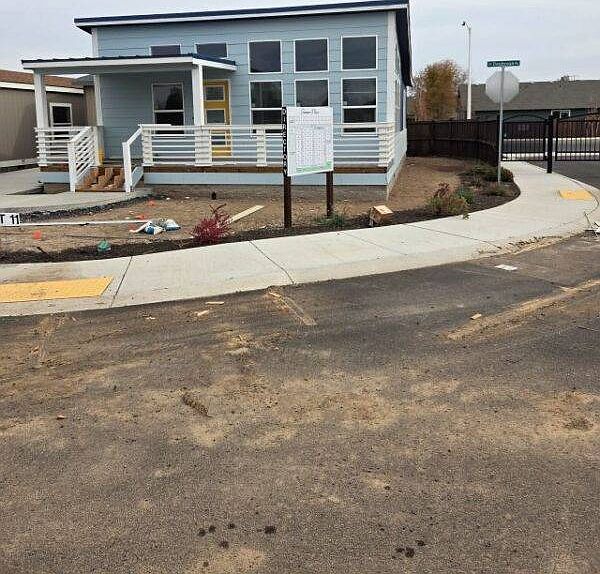 1st image of 946 SE 10th St #11