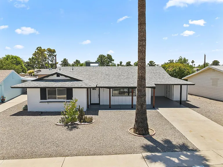 10423 W Monterosa Dr — Photo 2