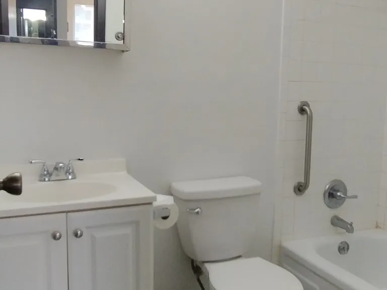 Via Manor Apartments — Photo 3