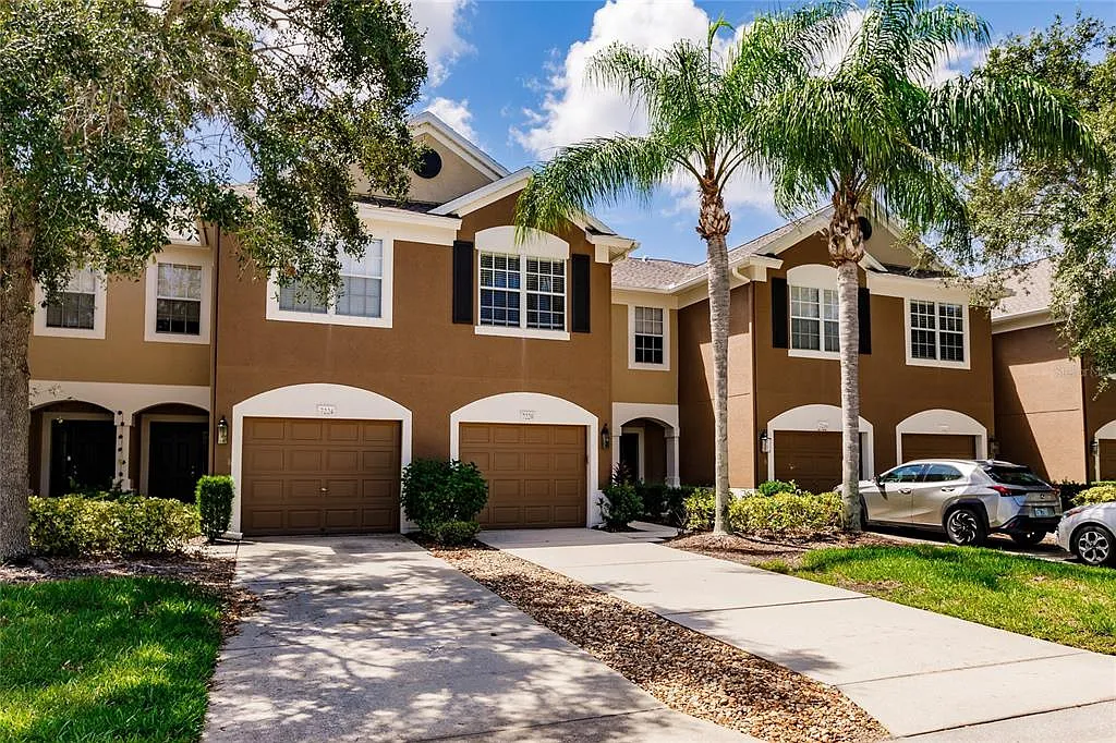 3 bed, 2.5 bath, 1596 sqft, $2,050 — Photo 2