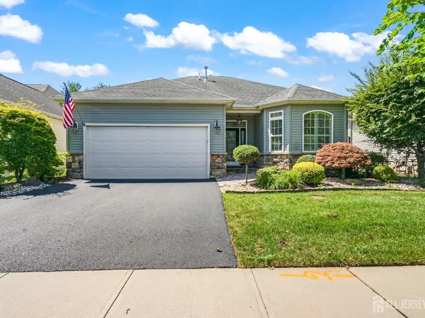 37 Vineyard Ct, Monroe Township, NJ 08831