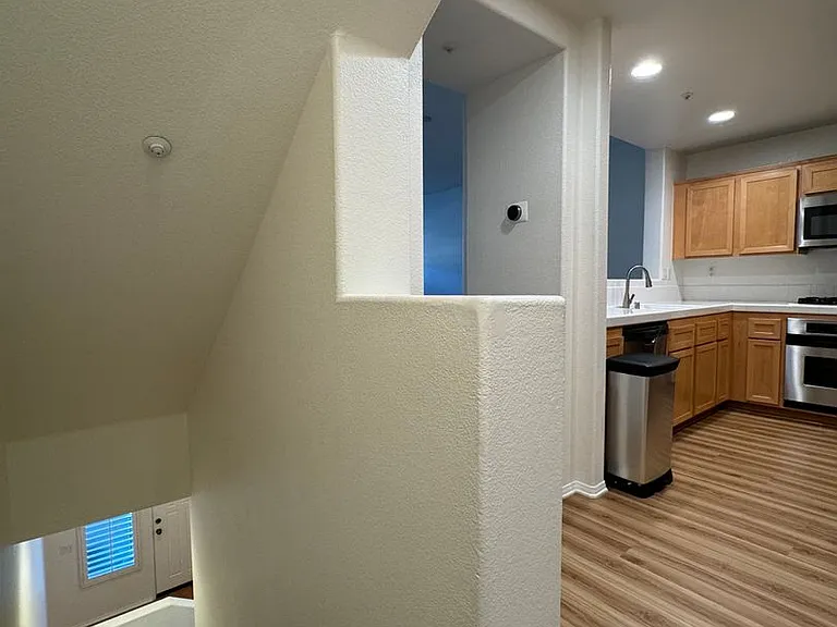 616 E Walnut St — Photo 11