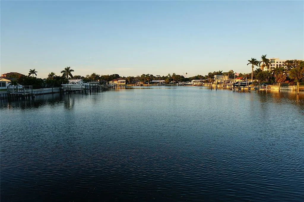 2 bed, 1.0 bath, 875 sqft, $1,925 — Photo 3