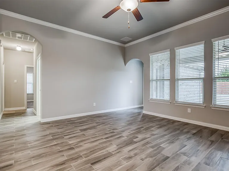 638 Devonshire Ln — Photo 15